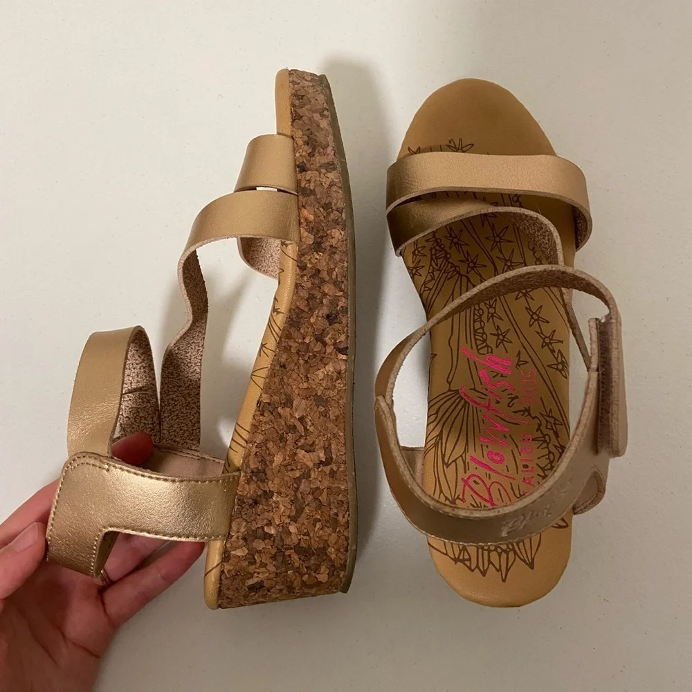 NWOT | Blowfish‎ kids malibu girl’s wedge metallic strap sandals — size 4